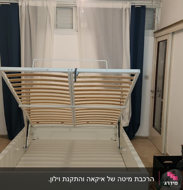 מיטה עם מסגרת מתכת ומנגנון הרמה